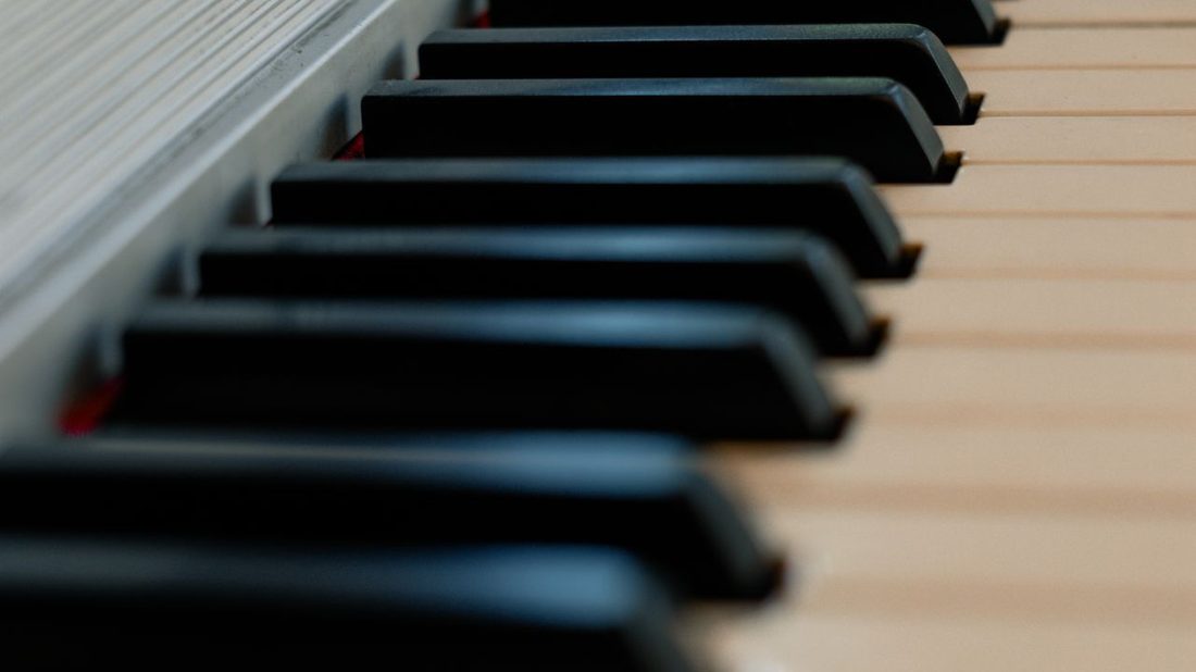 舞台鋼琴、編曲工作站、合成器怎麼分？專業鍵盤手怎麼選完整指南